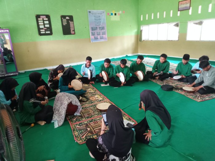 Siswa MAN 3 Merangin Latihan Hadroh