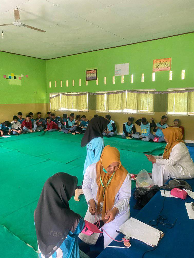 Pemeriksaan berkala UKS dan inspeksi kesehatan lingkungan di MAN 3 Merangin