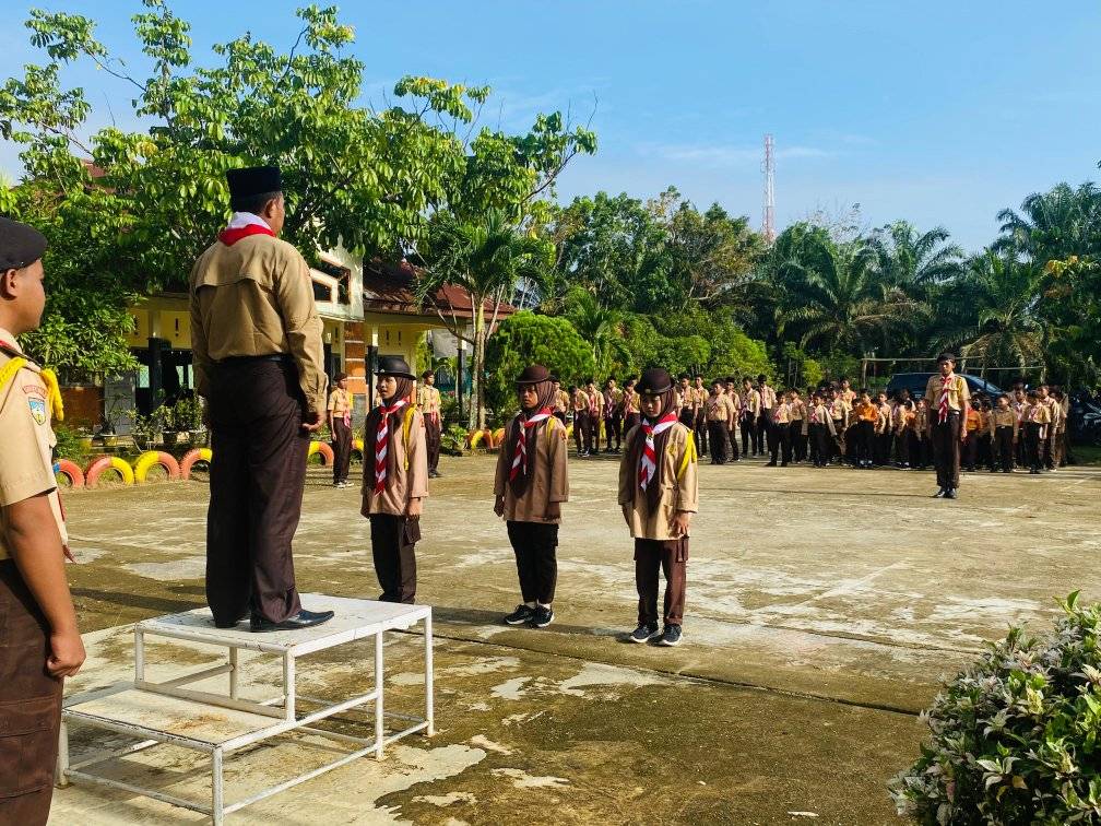 Upacara Peringatan Hari Pramuka ke 64 di lapangan MAN 3 MERANGIN bersama Siswa siswi bapak ibu guru MAN 3 Merangin dan MIN 3 MERANGIN