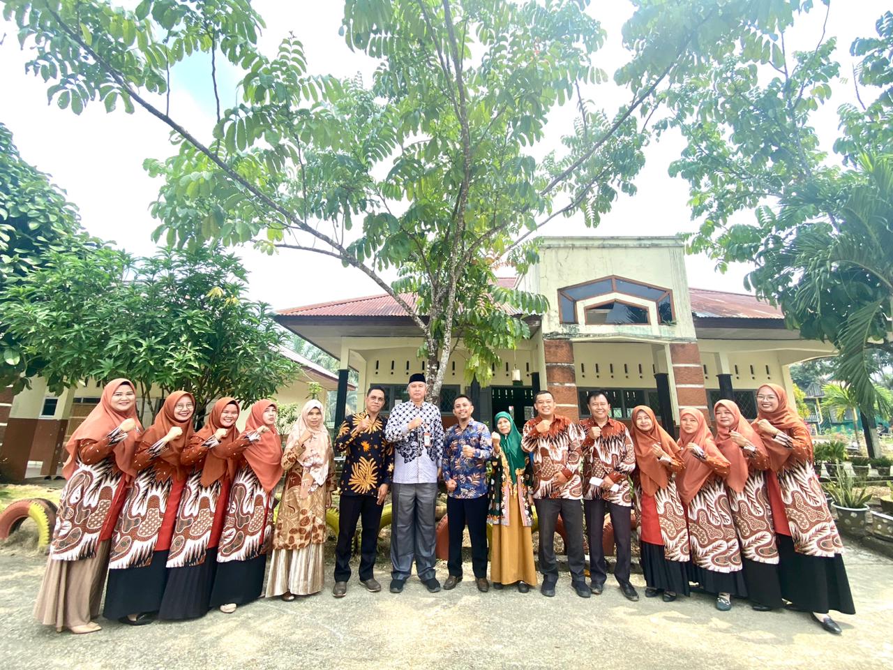 KASI PENMAD  MERANGIN DAN ROMBONGAN  KUNJUNGI MAN 3 MERANGIN