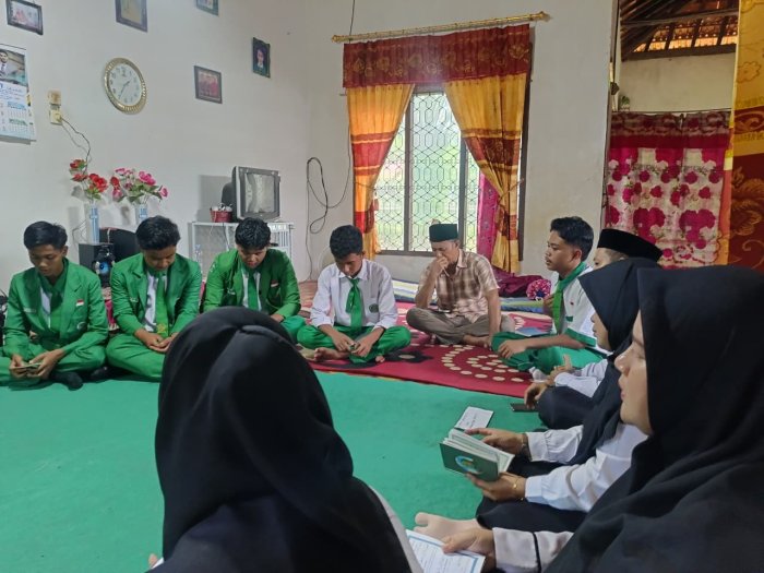 Keluarga Besar MAN 3 Merangin Takziyah Ke Rumah Duka Almarhum ALFADLI LATUR ROZA