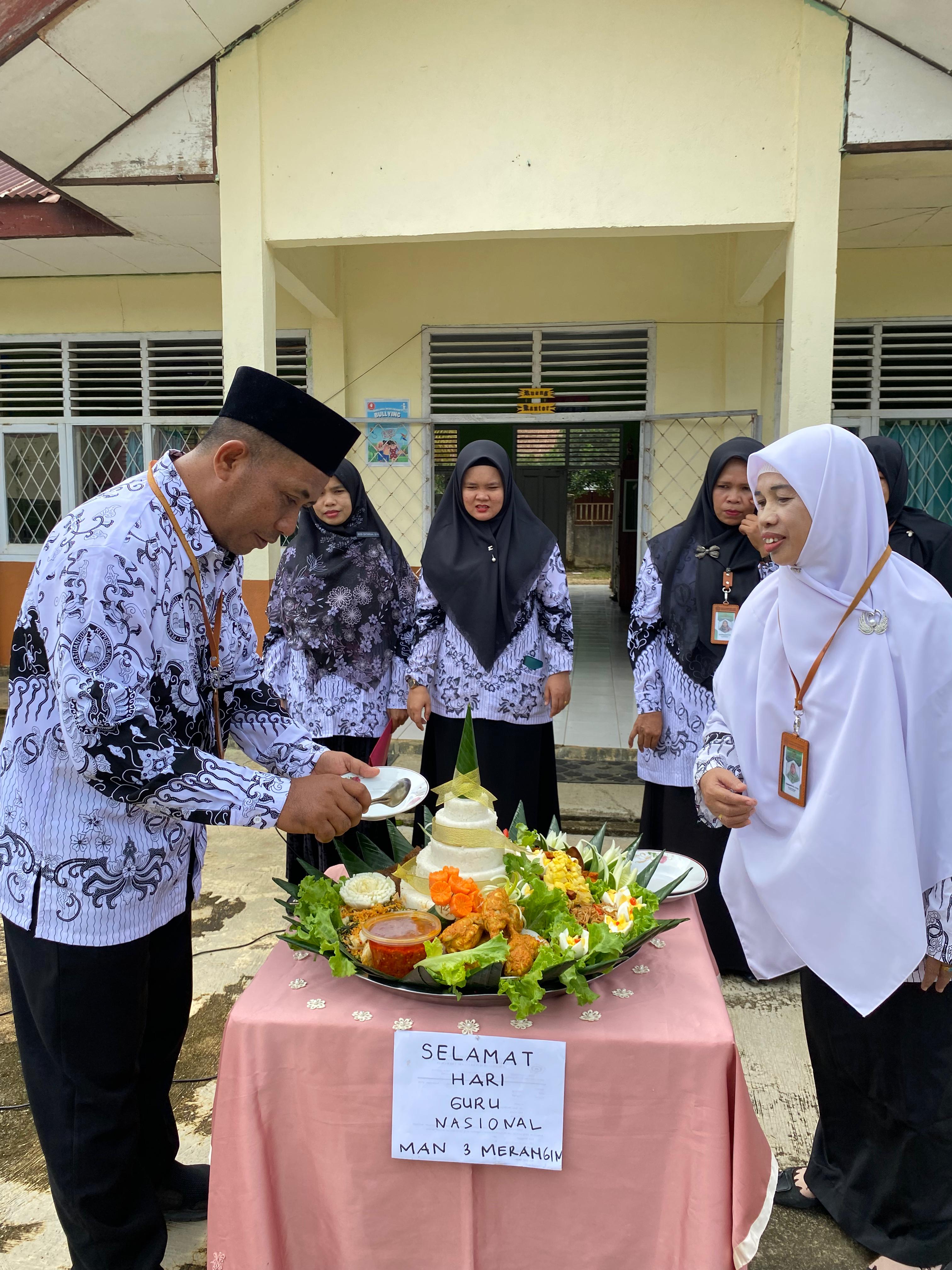 Pemotongan Nasi Tumpeng Menandai Peringatan Hari Guru Nasional di MAN 3 Merangin