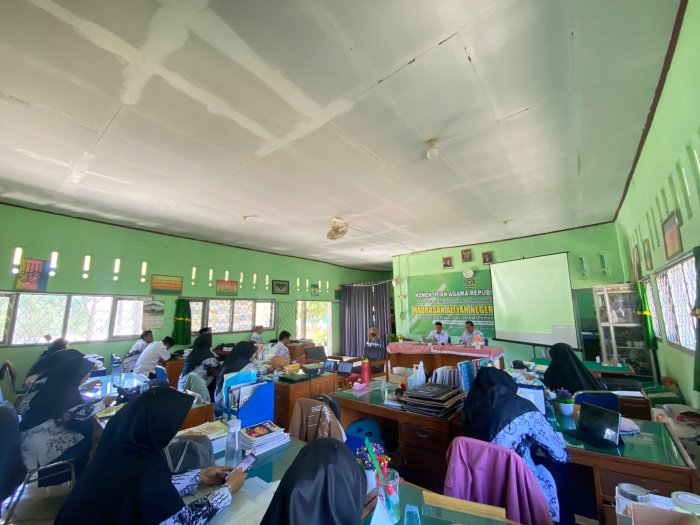 Pengawas Madrasah Evaluasi Kurikulum Berbasis Cinta di MAN 3 Merangin